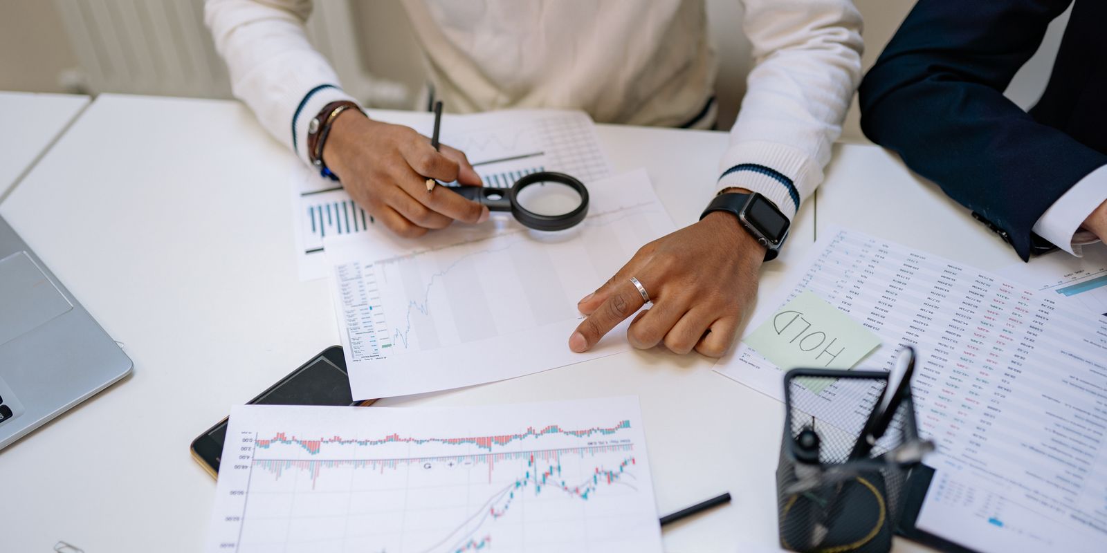 Analyse FIP FCPI et defiscalisation : professionnels examinant des documents financiers
